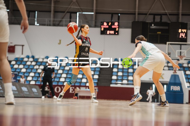 Mia Melissa Koloszar (#14; Deutschland u16w) im Angriff gegen Slovenia