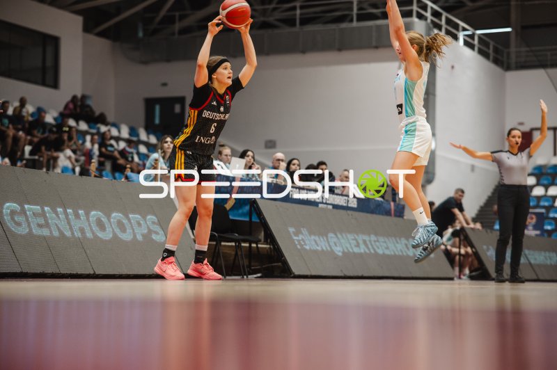 Emilia Atsur (#6; Deutschland u16w) beim Wurfversuch gegen Slowenien