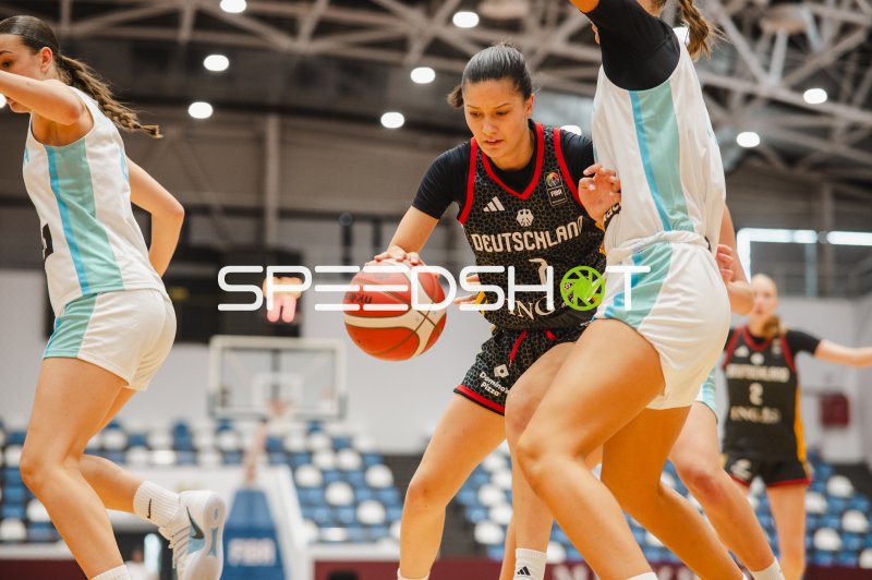 Lana Förster (#7; Deutschland u16w) dribbelt durch Sloweniens Abwehr