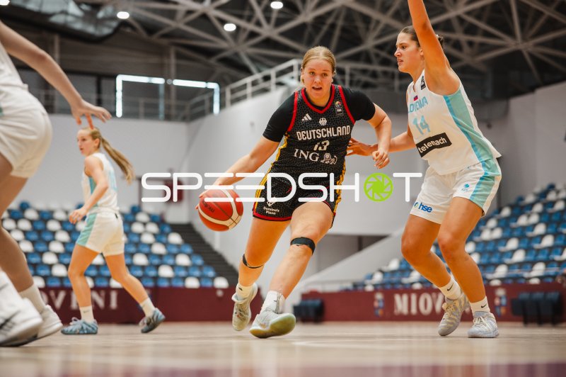 Magdalena Körbel (#13; Deutschland u16w) dribbelt gegen Tajra Ribic (#14; Slovenia)