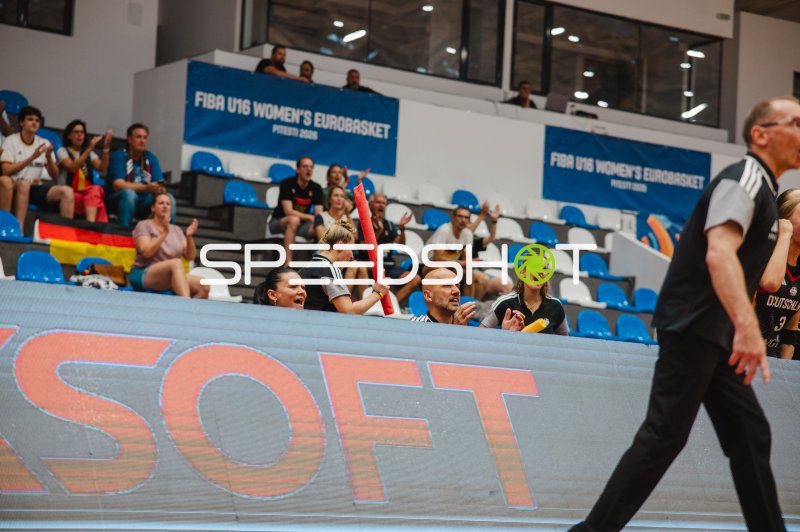 Deutschland-Fans und Betreuer feuern Team bei FIBA U16 Women's EuroBasket an