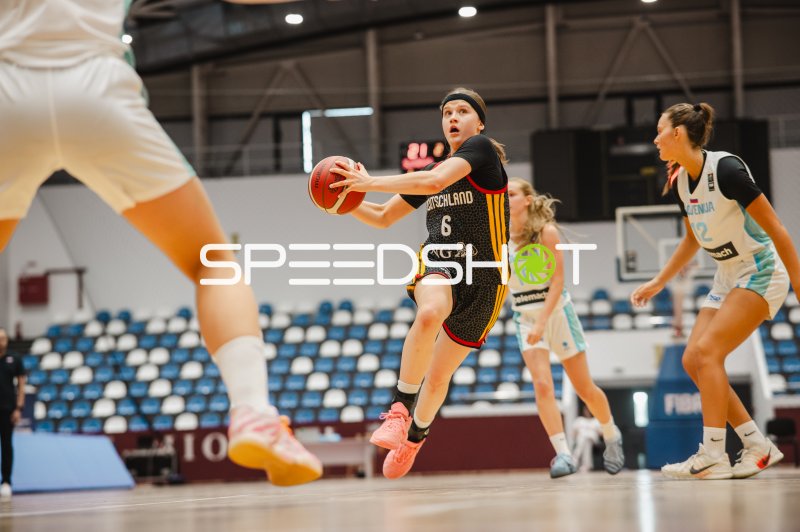 Emilia Atsur (#6; Deutschland u16w) beim Korbanlauf gegen Slowenien