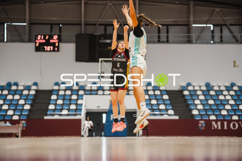 Emilia Atsur (#6; Deutschland u16w) beim Sprungwurf gegen Slovenia