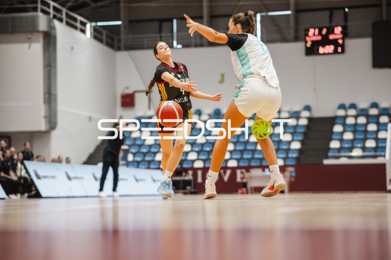 Clara Rink (#4; Deutschland u16w) im Zweikampf gegen Slowenien