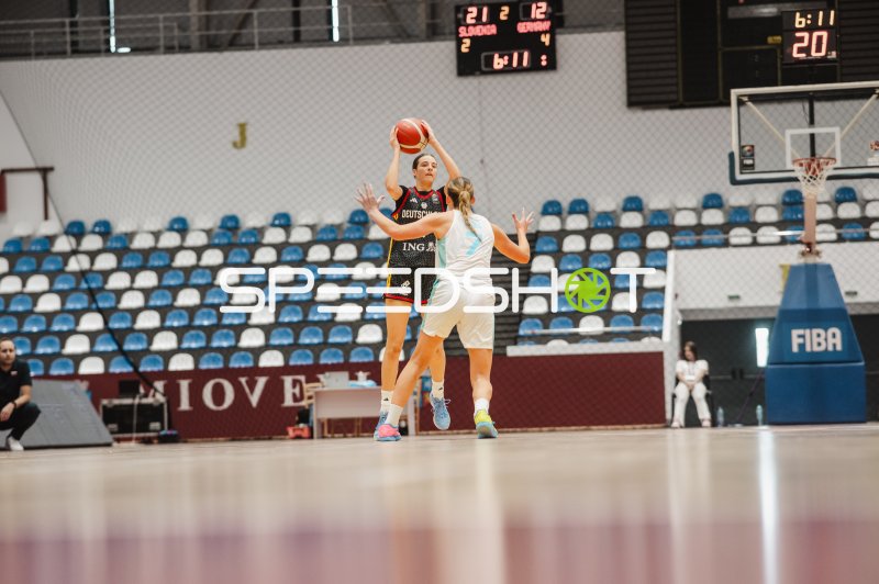 Deutschland u16w im Angriff gegen Slovenia beim Wurfversuch