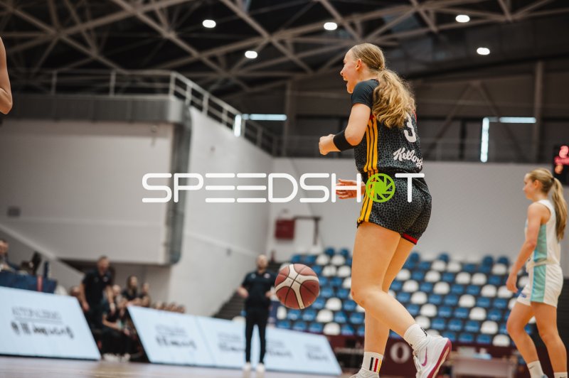 Matilda Blanarik (#3; Deutschland u16w) im Spielzug in Pitesti