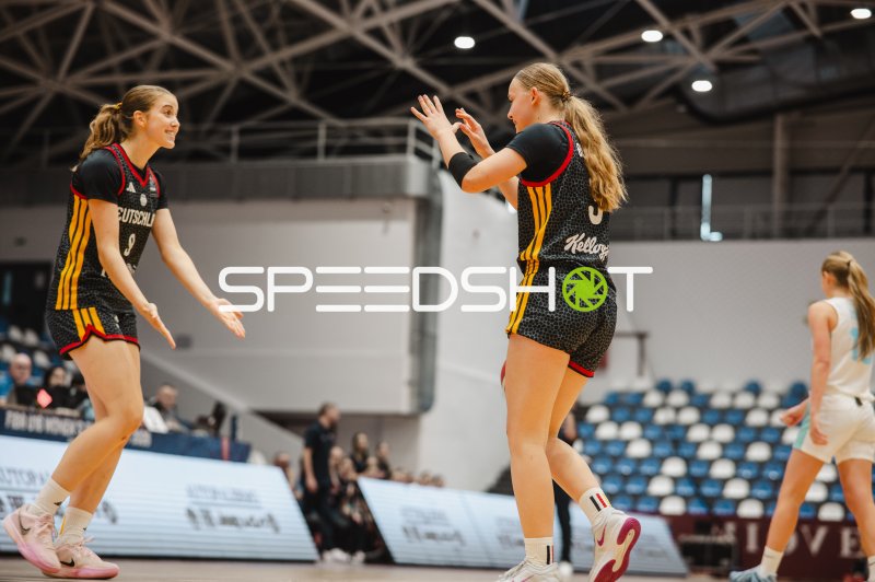 Ella Schrader (#9; Deutschland u16w) und Teamkollegin im Jubel