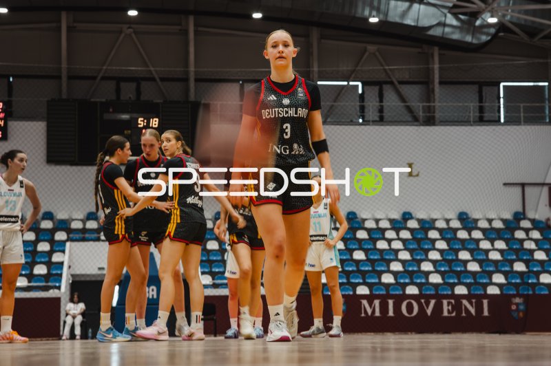 Matilda Blanarik (#3; Deutschland u16w) läuft übers Spielfeld in Pitesti