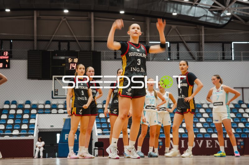 Matilda Blanarik (#3; Deutschland u16w) beim Freiwurf gegen Slowenien