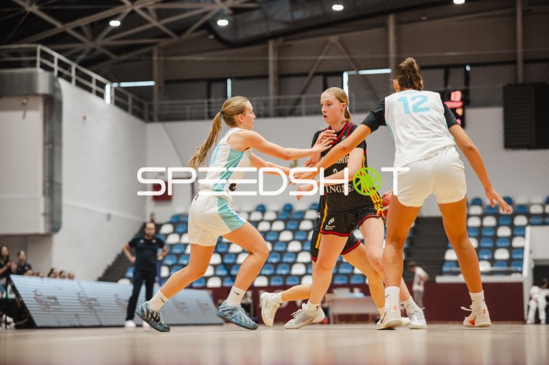 Zweikampf zwischen Deutschland u16w und Slovenia in der Pitesti Arena