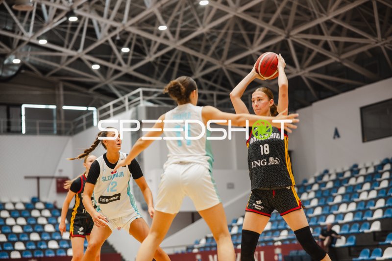 Nele Prowaznik (#18; Team Deutschland u16w 2026) beim Wurfversuch gegen Slowenien