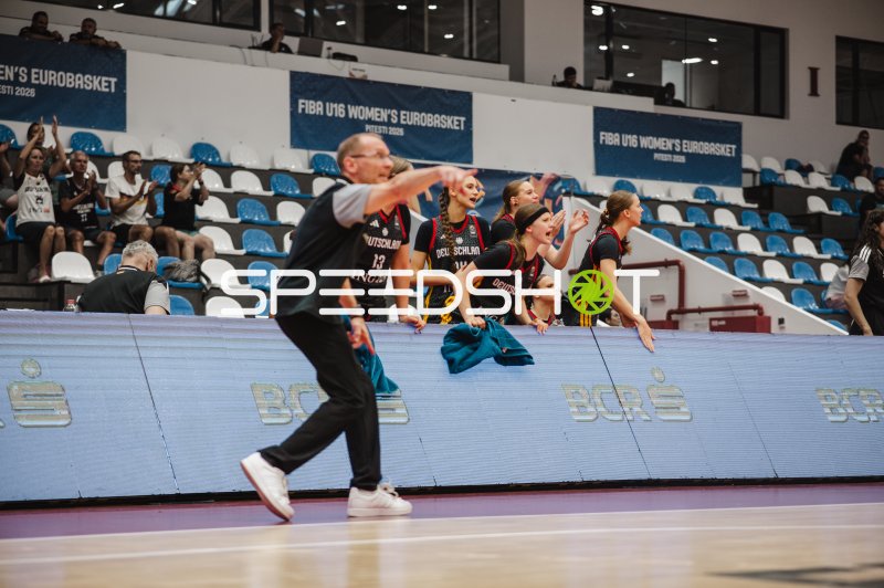Team Deutschland u16w jubelt an der Seitenlinie beim FIBA U16 Women's EuroBasket