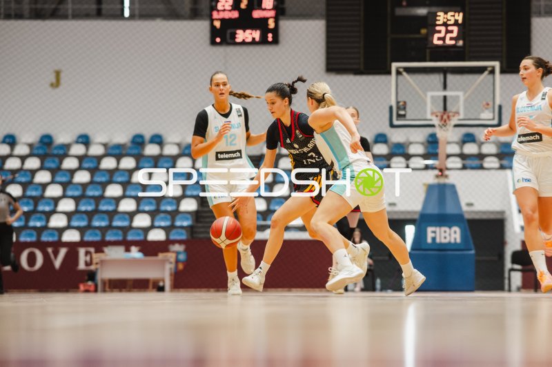 Deutschland u16w im Dribbling-Zweikampf gegen Slovenia in Pitesti
