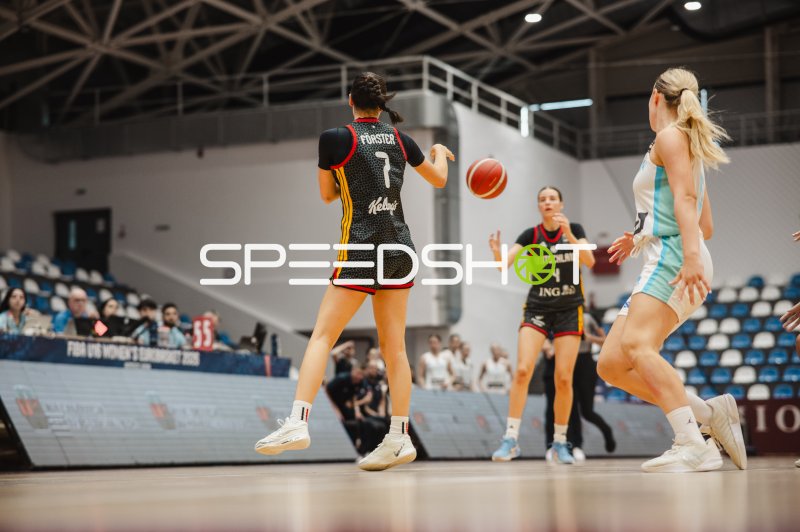 Lana Förster (#7; Deutschland u16w) beim Pass in der FIBA U16 Women's EuroBasket