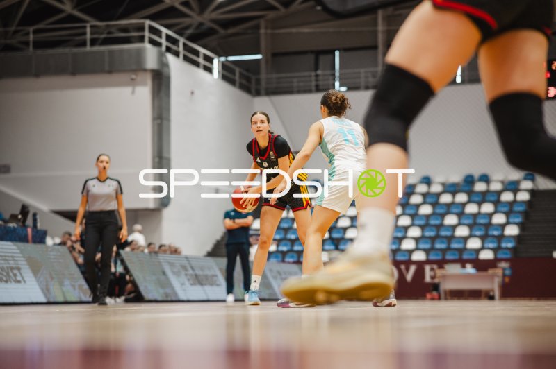 Deutschland u16w im Ballbesitz gegen Slovenia in der Pitesti Arena