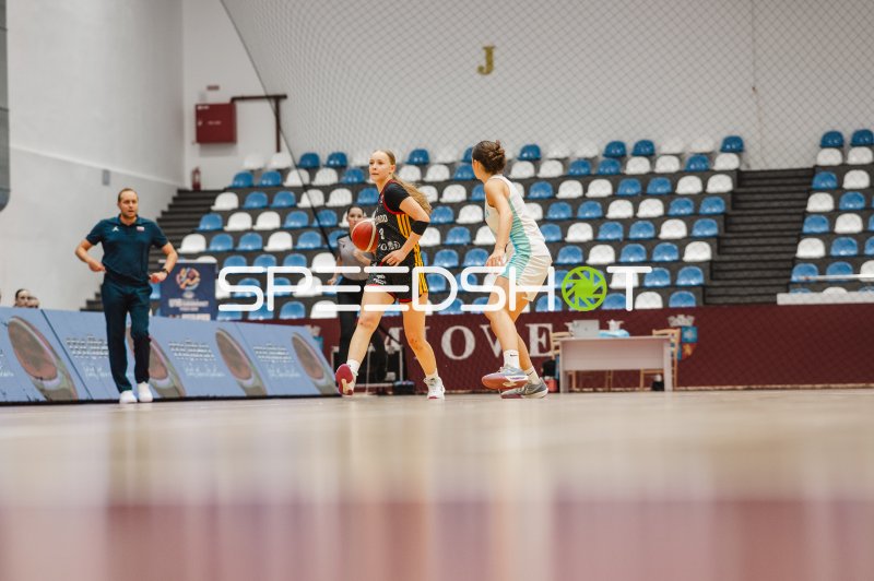 Matilda Blanarik (#3; Deutschland u16w) im Zweikampf gegen Slovenia