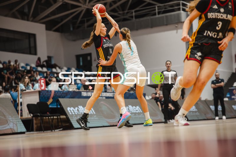 Jamie Zentgraf (#11; Deutschland u16w) beim Wurfversuch gegen Slovenia
