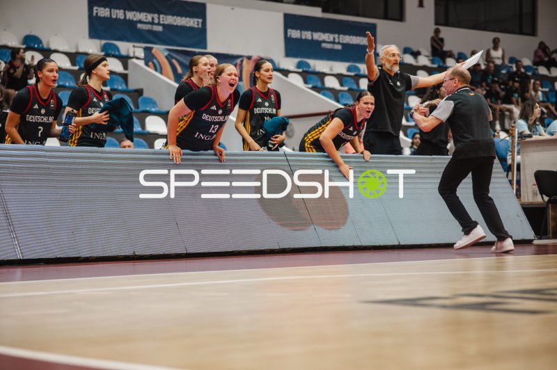 Deutschland u16w Trainerbank fiebert beim FIBA U16 Women's EuroBasket mit