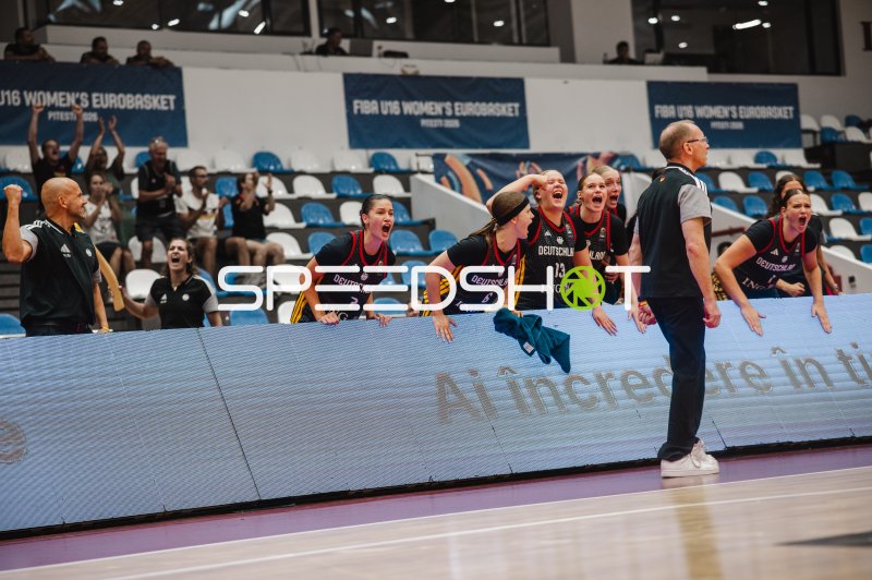 Team Deutschland U16w jubelt an der Seitenlinie beim FIBA U16 Women's EuroBasket
