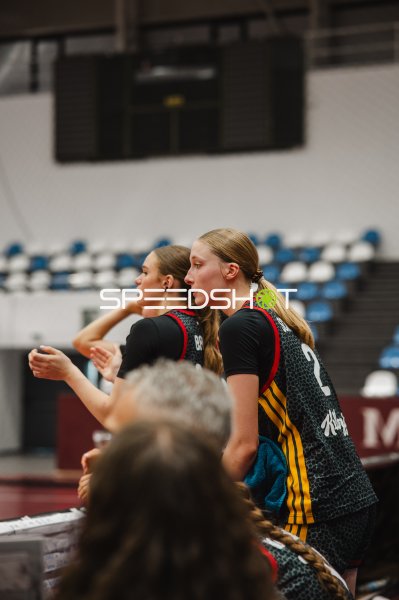 Catharina Schlechter (#2; Deutschland u16w) an der Seitenlinie