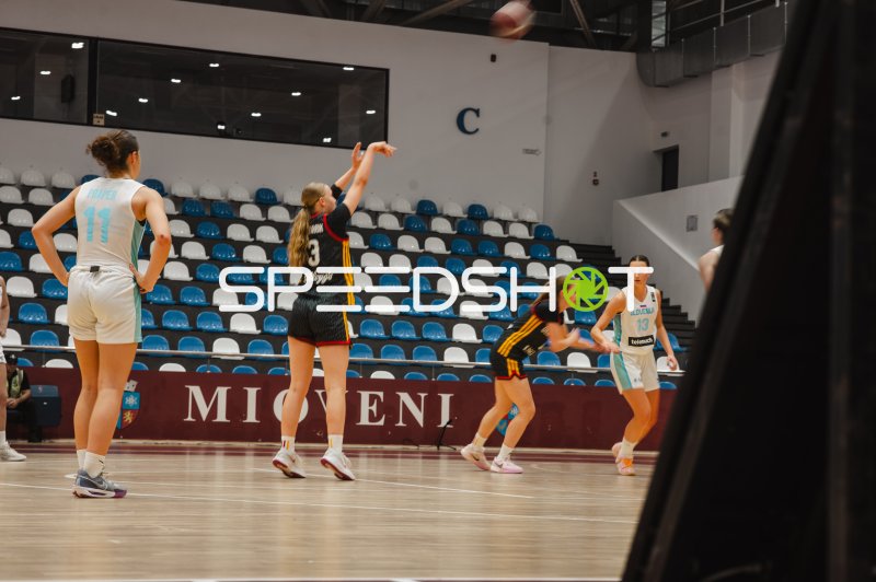 Matilda Blanarik (#3; Deutschland u16w) beim Wurf gegen Slowenien