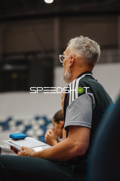 Trainer beobachtet das Spielgeschehen in der Pitesti Arena