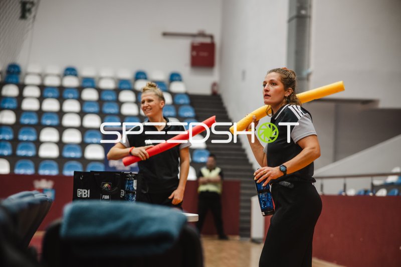 Zwei Betreuerinnen von Team Deutschland u16w beim Aufwärmen in der Pitesti Arena