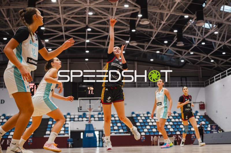 Matilda Blanarik (#3; Deutschland u16w) beim Sprungwurf gegen Slowenien