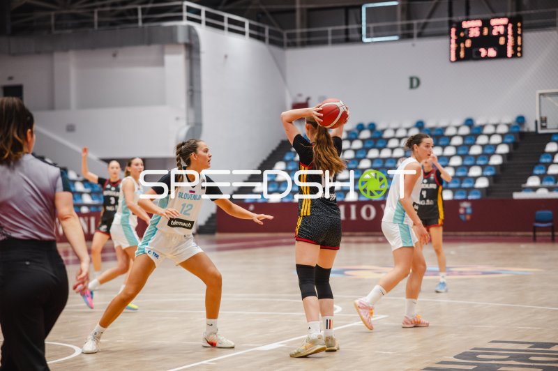 Nele Prowaznik (#18; Deutschland u16w) im Angriff gegen Slovenia