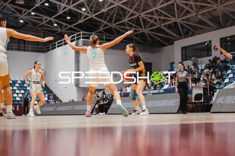 Mia Melissa Koloszar (#14; Deutschland u16w) im Angriff gegen Slovenia