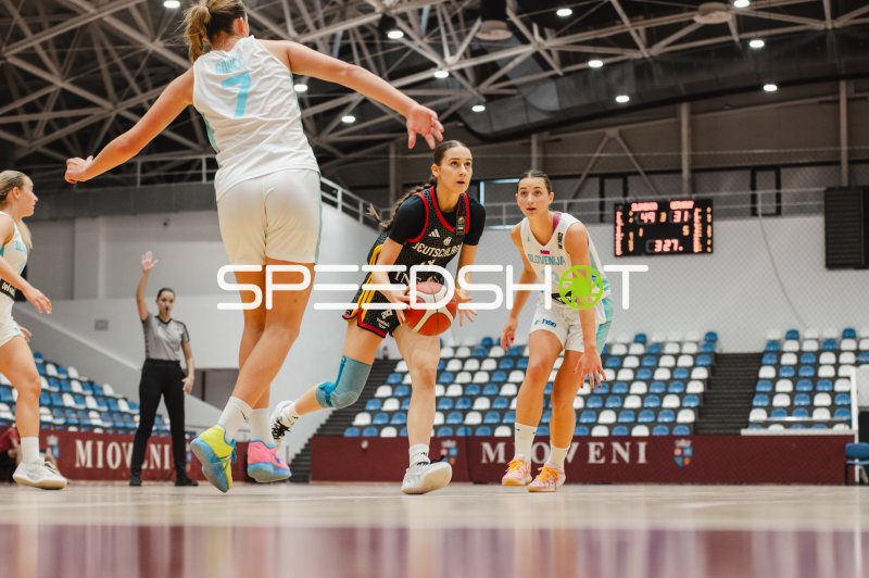 Jamie Zentgraf (#11; Deutschland u16w) im Zweikampf gegen Slowenien