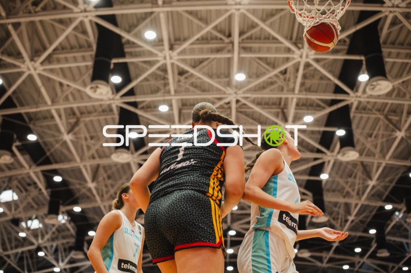 Luana Coaja (#1; Deutschland u16w) im Zweikampf unter dem Korb