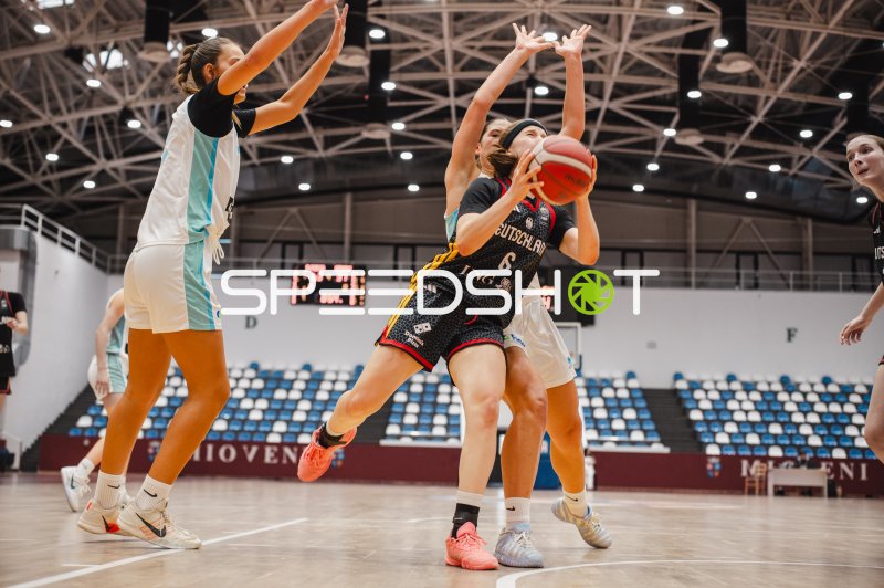 Emilia Atsur (#6; Deutschland u16w) im Zweikampf gegen Slowenien