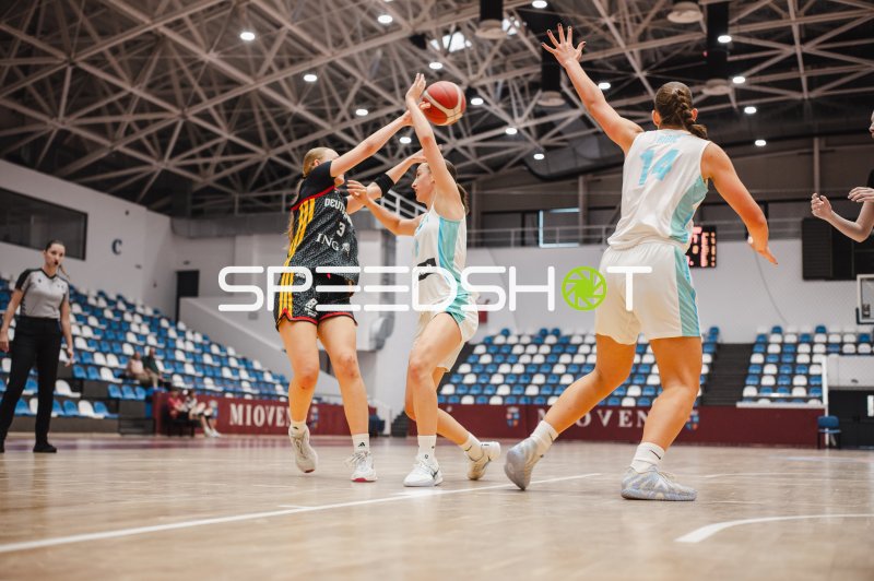 Matilda Blanarik (#3; Deutschland u16w) im Zweikampf gegen Slowenien