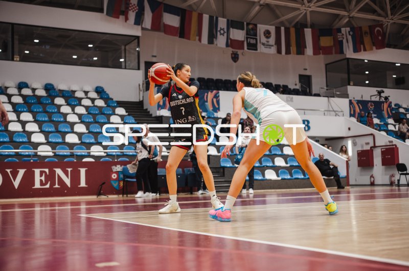 Lana Förster (#7; Deutschland u16w) im Angriff gegen Slovenia