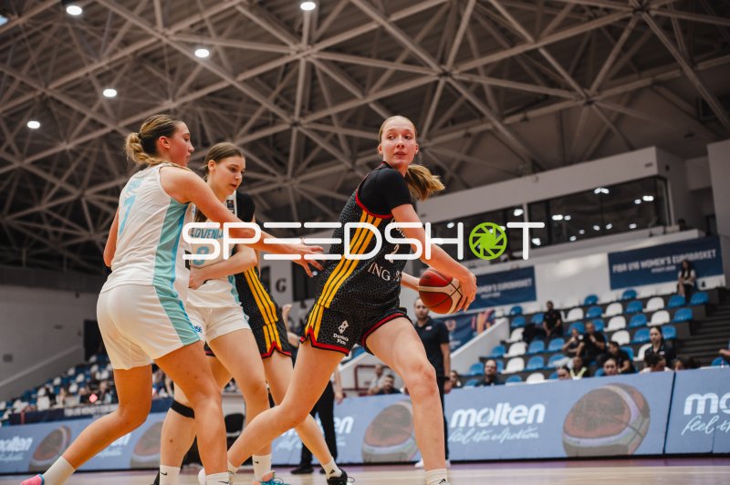 Belgien #2 im Dribbling gegen Slowenien beim FIBA U18 Women's EuroBasket