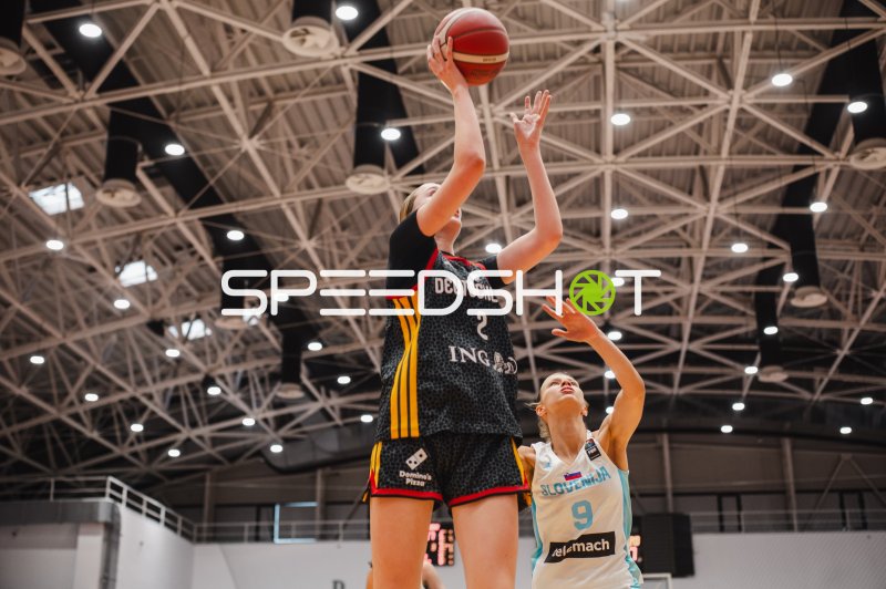 Catharina Schlechter (#2; Deutschland u16w) beim Korbwurf gegen Slowenien