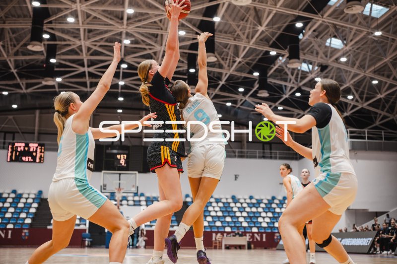 Nika Balazic (#9; Slovenia) blockt Wurfversuch von Team Deutschland u16w