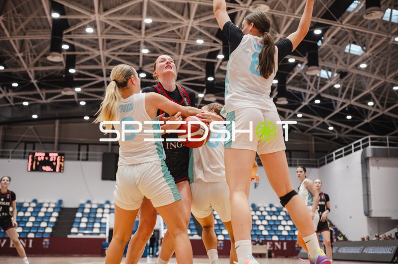 Zweikampf um den Ball zwischen Deutschland u16w und Slowenien in Pitesti