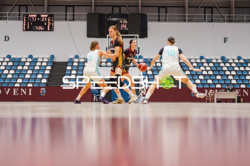 Nele Prowaznik (#18; Team Deutschland u16w 2026) im Angriff gegen Slovenia