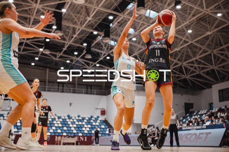 Jamie Zentgraf (#11; Deutschland u16w) zieht zum Korb gegen Slowenien