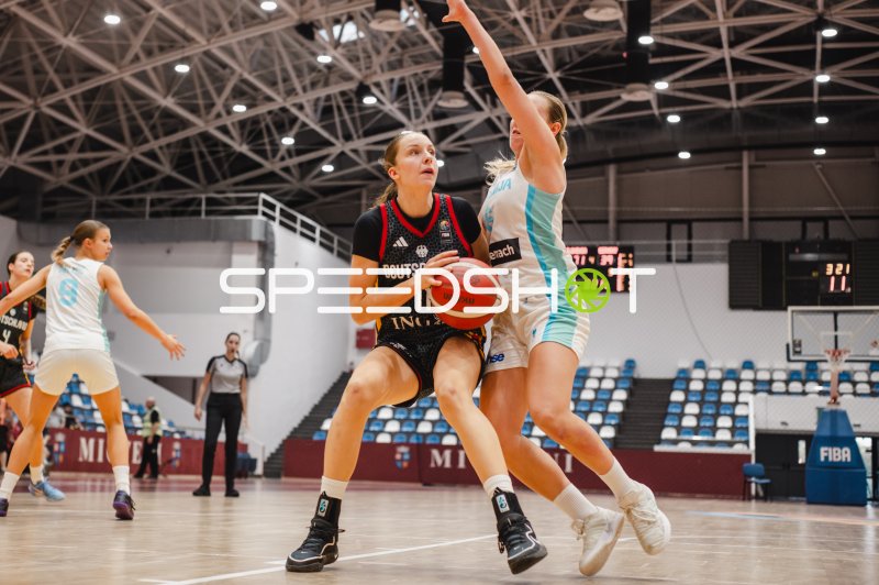 Jamie Zentgraf (#11; Deutschland u16w) im Eins-gegen-Eins gegen Slowenien