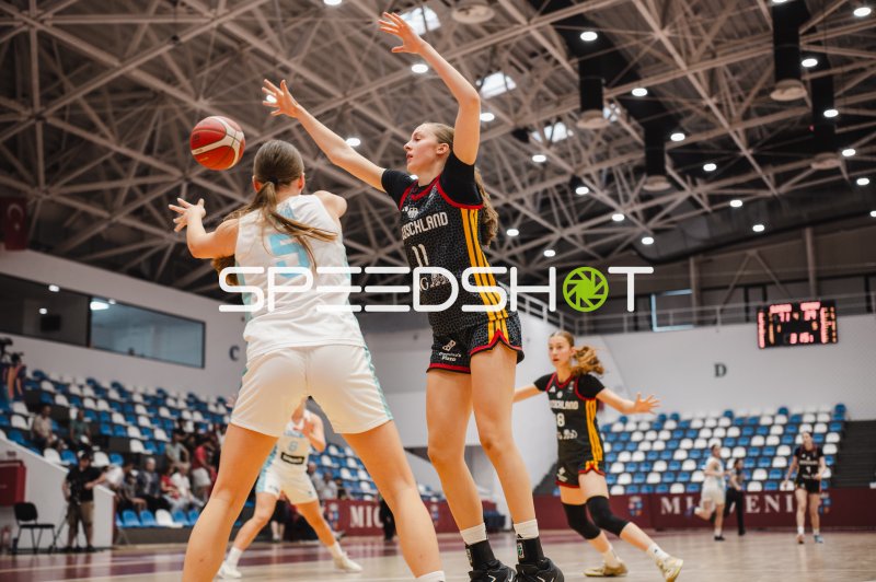 Jamie Zentgraf (#11; Team Deutschland u16w 2026) blockt gegen Slovenia