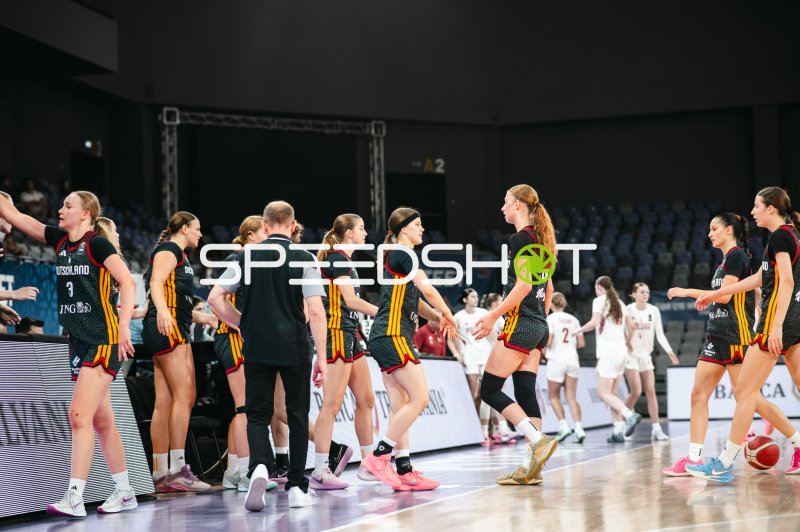 Team Deutschland u16w und Poland beim Handshake nach dem Spiel
