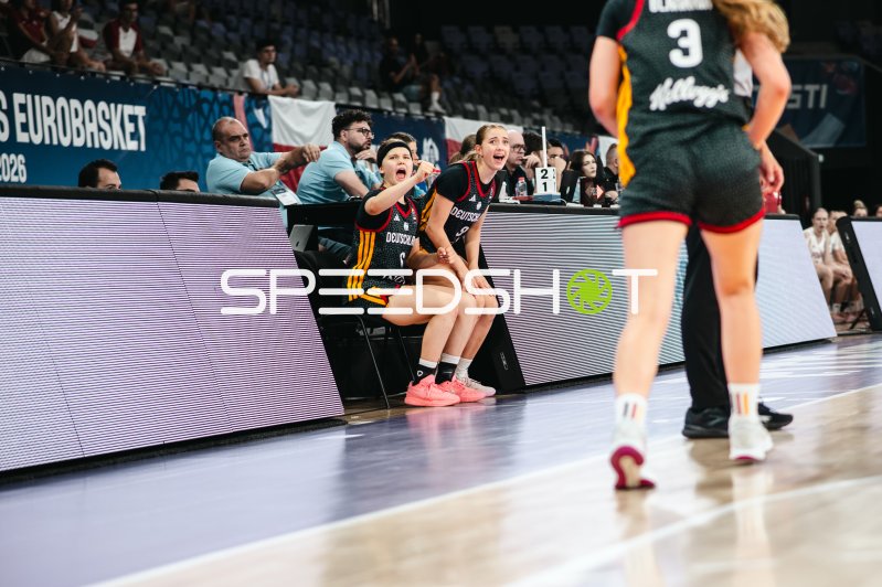 Deutschland u16w-Spielerinnen feuern ihr Team von der Bank an