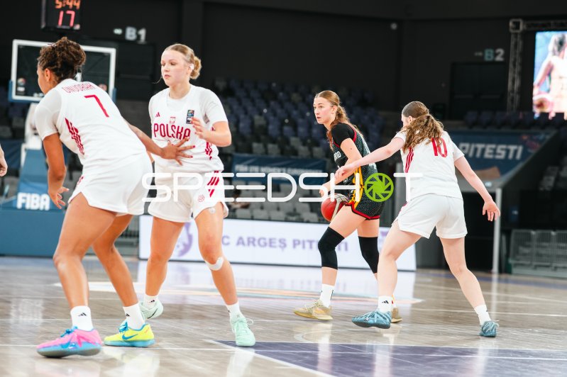 Nele Prowaznik (#18; Team Deutschland u16w 2026) im Dribbling gegen Poland