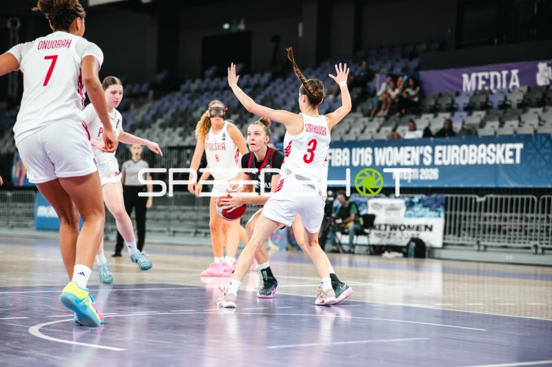 Deutschland u16w im Zweikampf gegen Daria Szatkowska (#3; Poland) beim FIBA U16 Women's EuroBasket