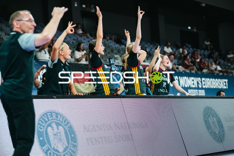 Team Deutschland u16w jubelt von der Bank beim U16 Women's EuroBasket