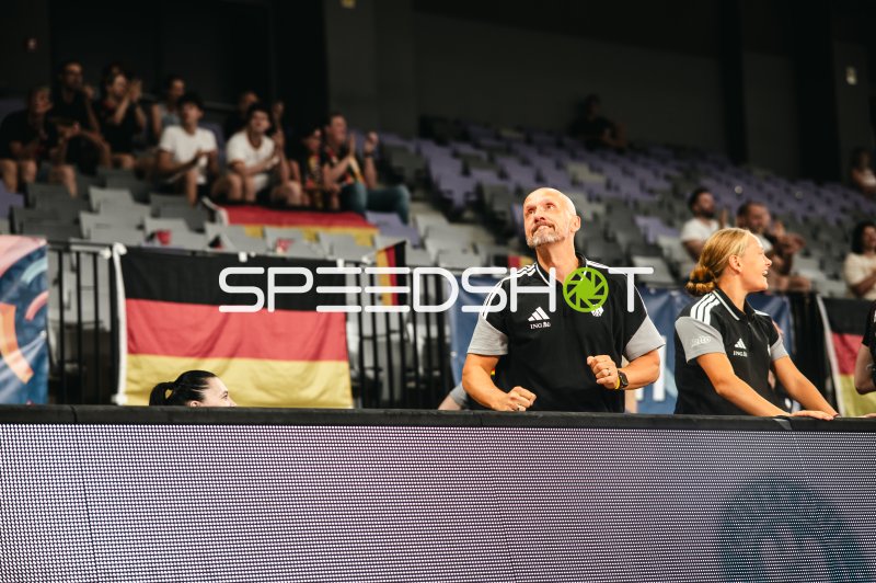 Deutschlands Trainerteam verfolgt gespannt das Spielgeschehen in Pitesti