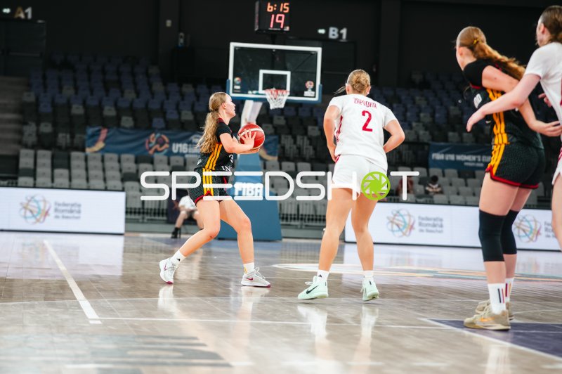 Matilda Blanarik (#3; Deutschland u16w) mit Ball gegen Marta Zapadka (#2; Poland)